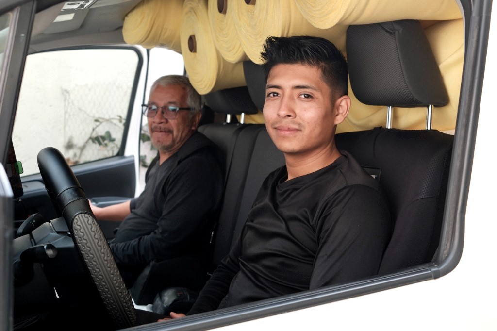Choferes de Majintex con rollos en camioneta