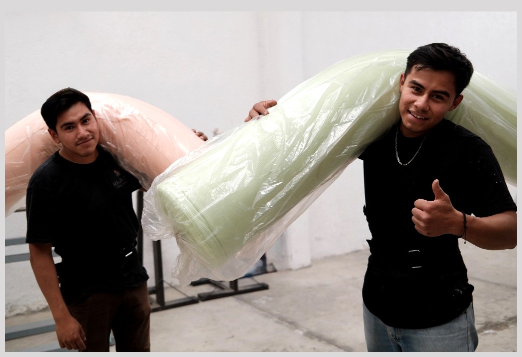 Personal de producción con rollos